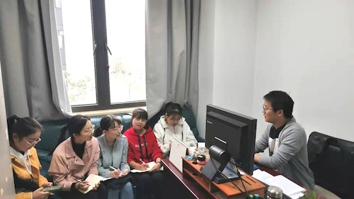 开展志愿服务，彰显党员风采