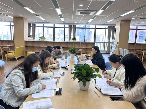 送教活动照片1 图为教研员陈露老师（右三）评课