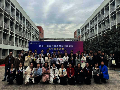 参赛选手与部分指导教师合影