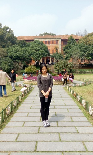 1445759093102944.jpg 图为经院毕业生谢修天.jpg