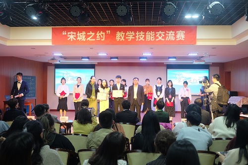 图为郑生勇老师与李桂荣老师和选手合影