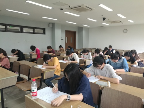 图为参赛选手现场作答