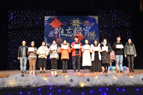 图为获奖同学领奖