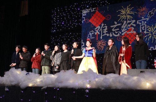 图为情景剧《白雪公主与三个小矮人》