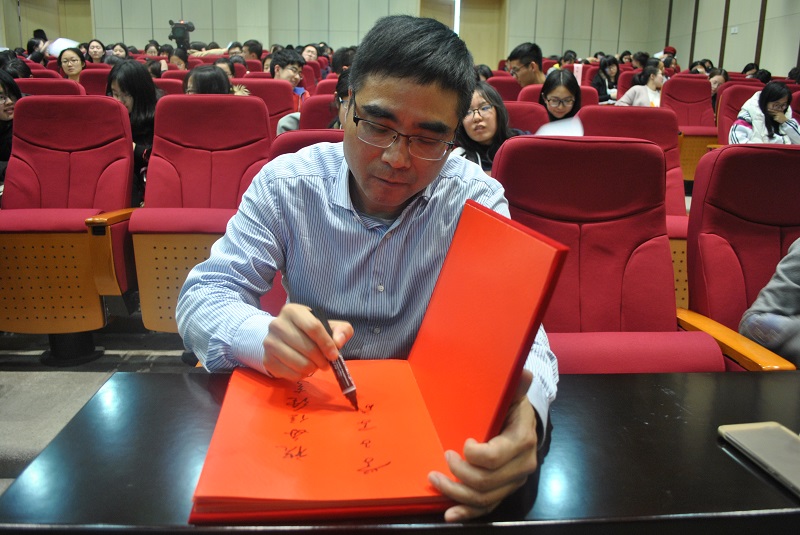 1490972740101288.jpg 图为曹宝龙老师写字纪念.JPG