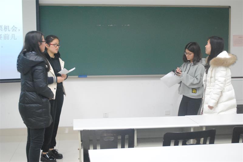 1489327160448950.jpg 图为选手辩论环节.JPG