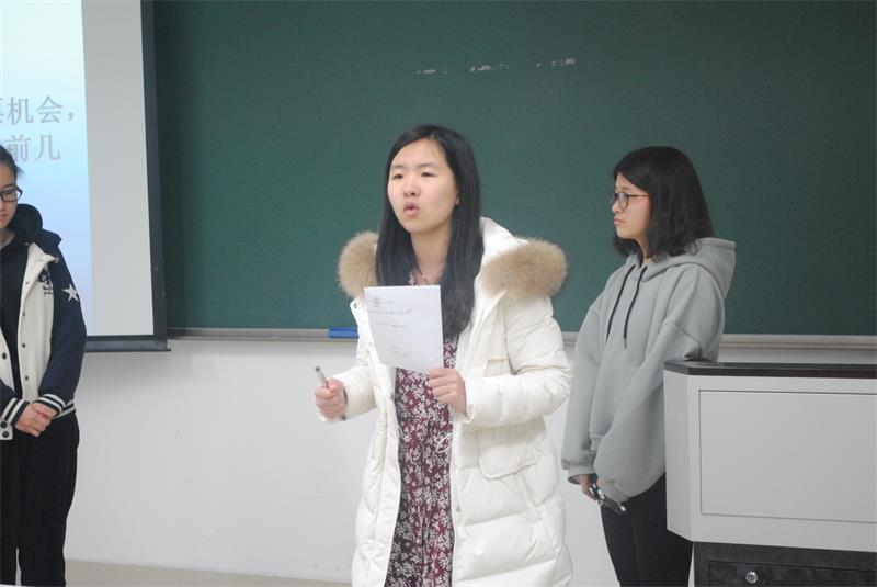 1489327208353678.jpg 图为选手进行辩论.JPG