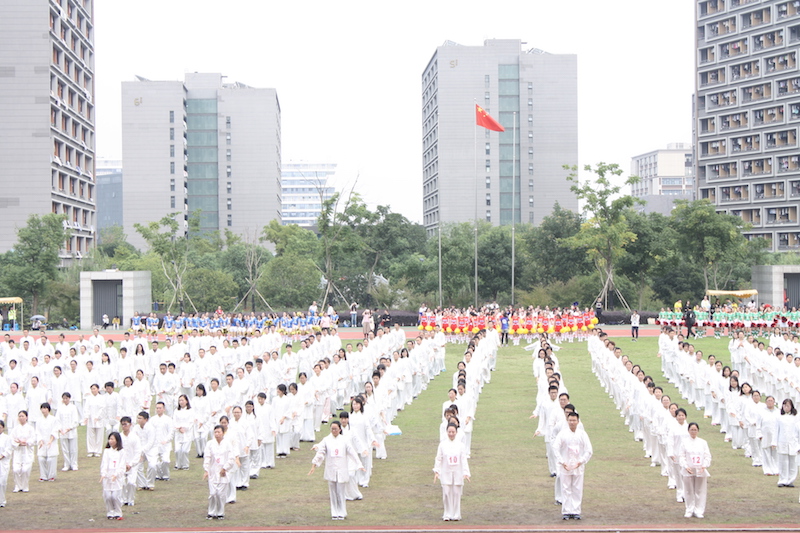 1477629363127847.jpg 图为教工表演八段锦.JPG